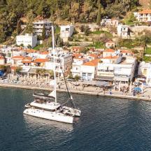 una barca a vela in acqua vicino a una città
