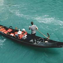 eine Gruppe von Menschen in einem Kanu im Wasser