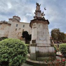 un monument davant d'un edifici amb una estàtua