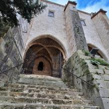un edifici amb escales que porten a una porta