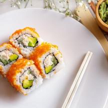 biely tanier so sushi a paličkami