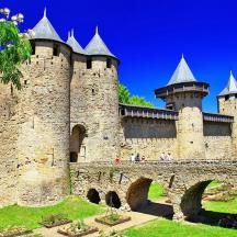 eine große Burg mit einer Brücke davor