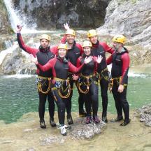 un grup de persones dempeus davant d'una cascada