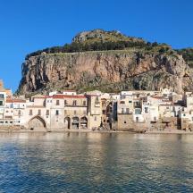 un grup d'edificis a la vora d'una massa d'aigua