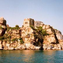 una illa a l'aigua amb un castell