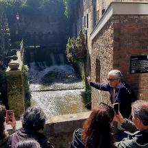 sekumpulan orang mengambil gambar air terjun