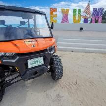 en orange ATV parkeret på en grusmark