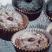 ein Haufen Schokoladen-Cupcakes mit Puderzucker darauf