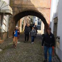 un gruppo di persone che camminano lungo un vicolo