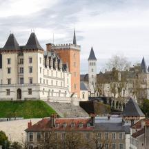 un grande castello in una città con edifici