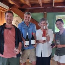eine Gruppe von Menschen hält Flaschen Wein