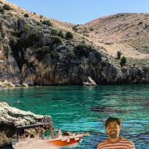 ein Mann, der im Wasser neben einem Boot steht