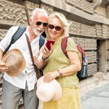 un uomo e una donna in piedi accanto a un edificio