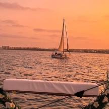 een boot in het water met een zeilboot