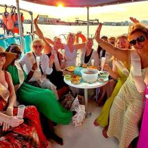 een groep vrouwen zit op een boot