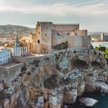 un vecchio castello su una scogliera vicino all'acqua