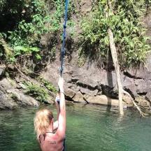 Una mujer se aferra a una cuerda en el agua.