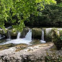 ein Wasserstrahl, der einen Fluss hinunterfließt
