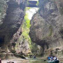 eine Gruppe von Menschen, die in einem Boot auf einem Fluss fahren