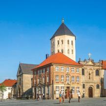 un gran edifici amb una torre i una església