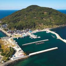 เกาะที่มีท่าจอดเรืออยู่กลางน้ำ