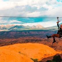 eine Person auf einer Seilrutsche über dem Grand Canyon