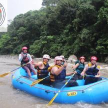 eine Gruppe von Menschen in einem Floß auf einem Fluss
