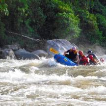 sekumpulan manusia dalam rakit di sungai