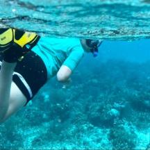 una persona està nedant a l'aigua