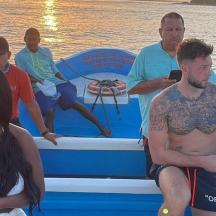 eine Gruppe von Menschen auf einem Boot auf dem Wasser