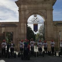 Grupa ludzi na segwayach przed budynkiem