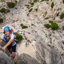 un uomo sta scalando una montagna rocciosa