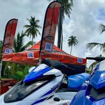 sekelompok sepeda motor terparkir di depan papan selancar