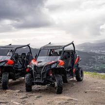dos quads aparcats al cim d'un turó