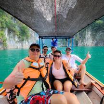 eine Gruppe von Menschen auf einem Boot im Wasser