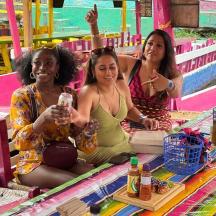 tre donne sedute su una giostra in una fiera