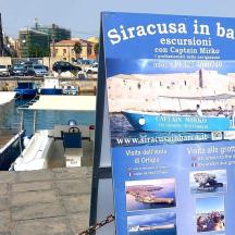 un rètol per a un port esportiu amb vaixells a l'aigua