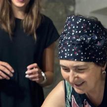 en kvinde med en bandana på hovedet kigger på en kage