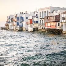 un gruppo di edifici vicino a uno specchio d'acqua