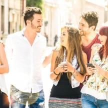 un grup de persones caminant pel carrer