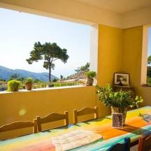 una sala da pranzo con un tavolo e una grande finestra