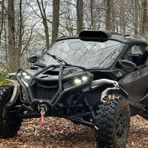 ein schwarzes ATV-Fahrzeug, das im Wald geparkt ist