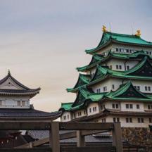 zwei große japanische Gebäude mit grünen Dächern