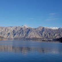 un grande specchio d'acqua con le montagne sullo sfondo
