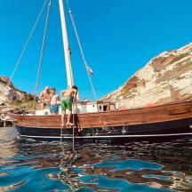 eine Gruppe von Menschen auf einem Boot im Wasser