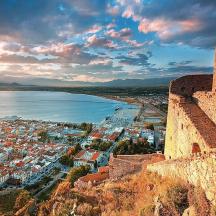 ein Blick auf eine Stadt mit einer Burg und dem Meer