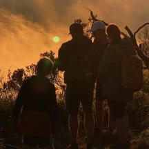 un grup de persones dempeus davant d'un foc