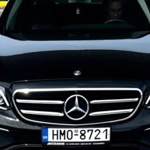 un cotxe Mercedes Benz aparcat en un aparcament