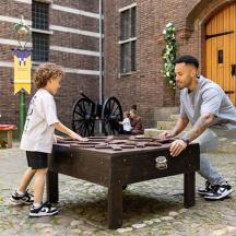 ein Mann und ein Kind spielen mit einem Tisch
