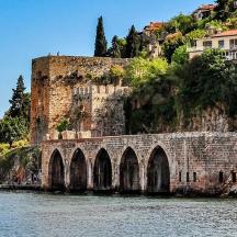 eine Steinbrücke über das Wasser vor einem Berg